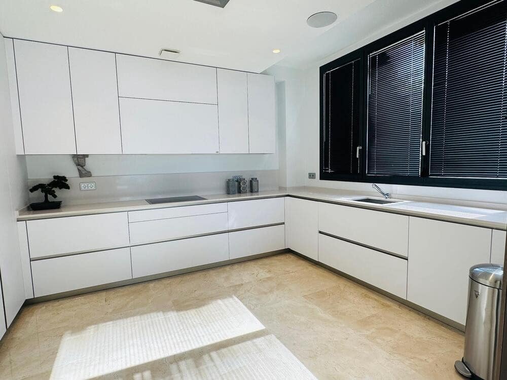 4 makuuhuone Kattohuoneisto vuokrattavana paikassa Marbella mukana uima-altaan 
autotalli - 12 000 € (Ref: 8324166)