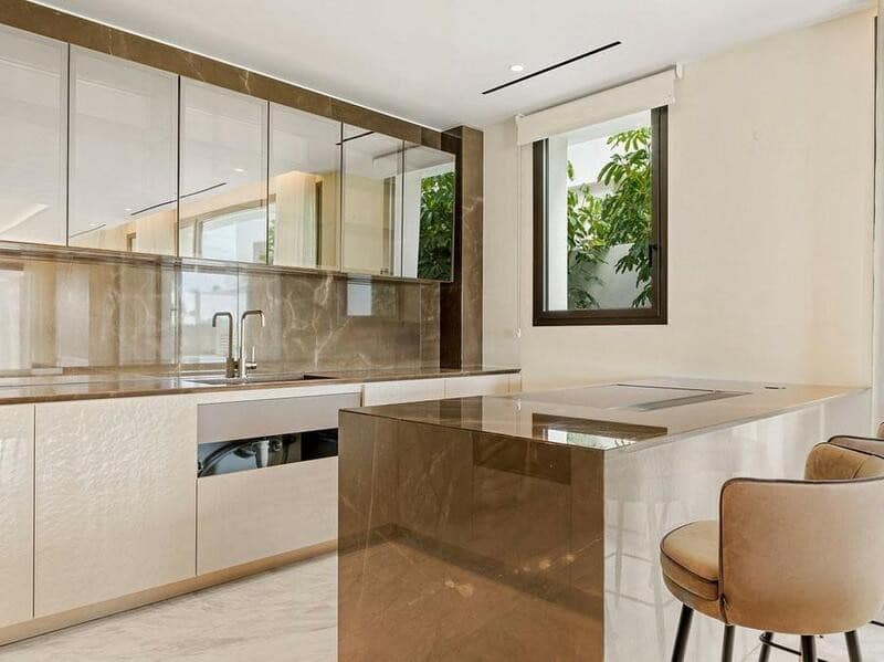 4 soveværelse Lejlighed til leje i Marbella med swimmingpool garage - € 25.000 (Ref: 8331105)