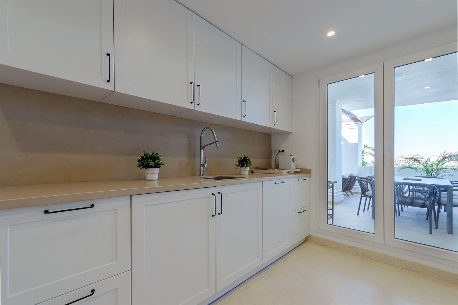 3 sypialnia Apartament na sprzedaż w Marbella z basenem garażem - 720 000 € (Ref: 8342593)