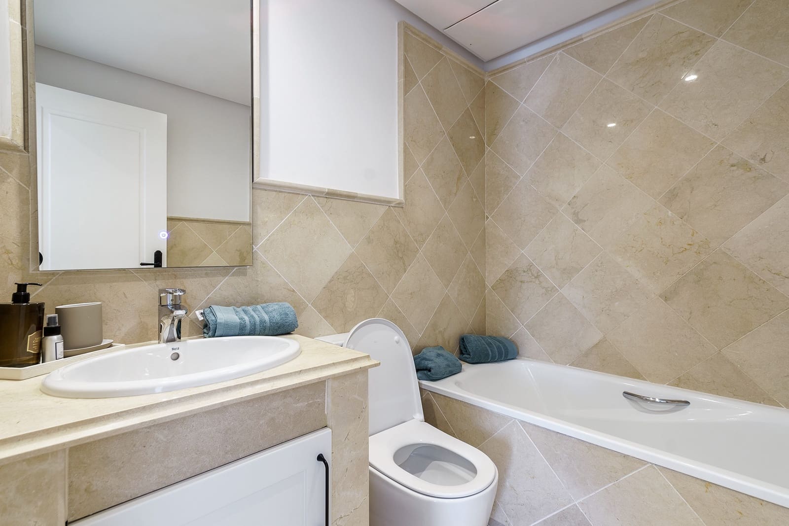3 sypialnia Apartament na sprzedaż w Marbella z basenem garażem - 720 000 € (Ref: 8342593)