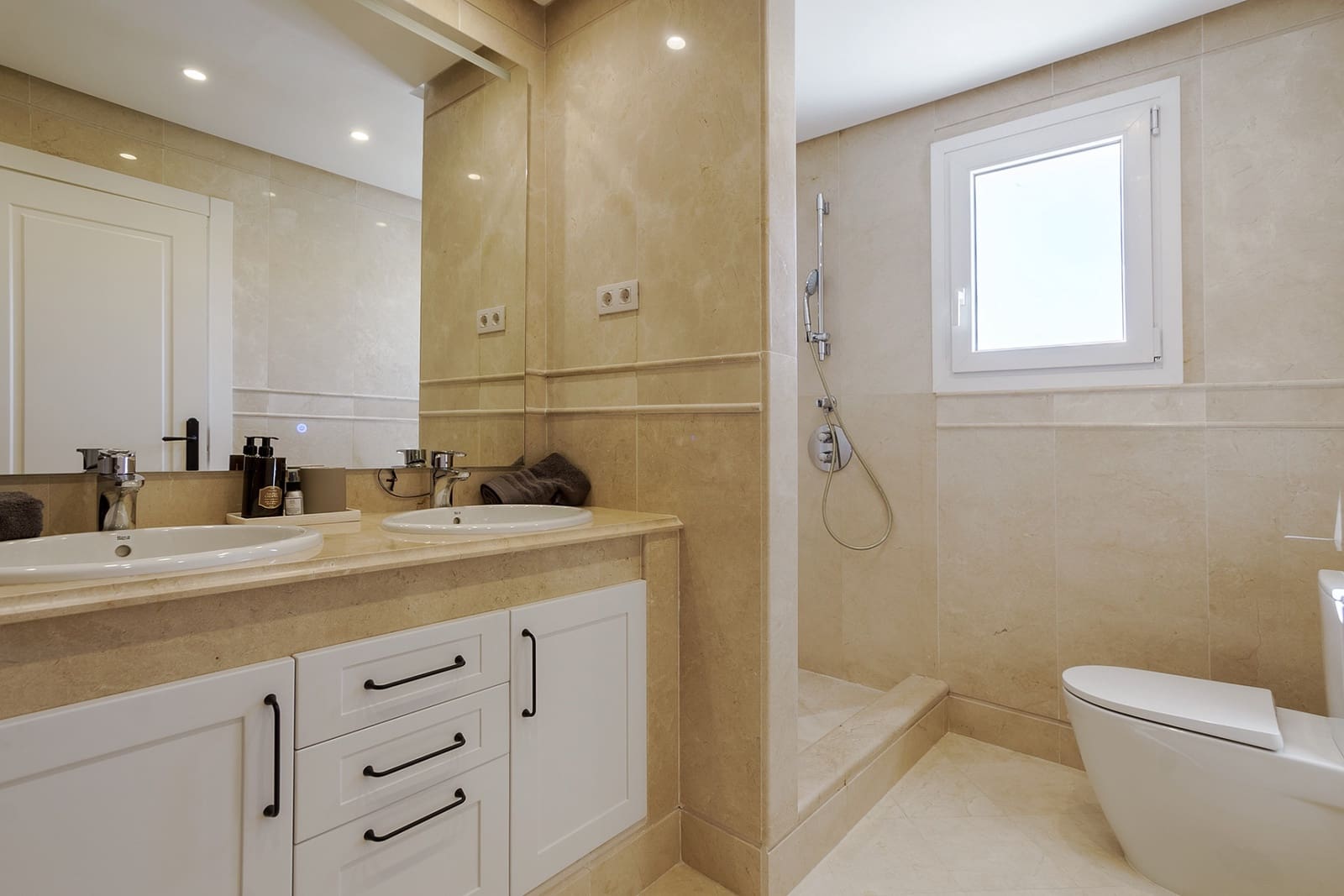 3 sypialnia Apartament na sprzedaż w Marbella z basenem garażem - 720 000 € (Ref: 8342593)