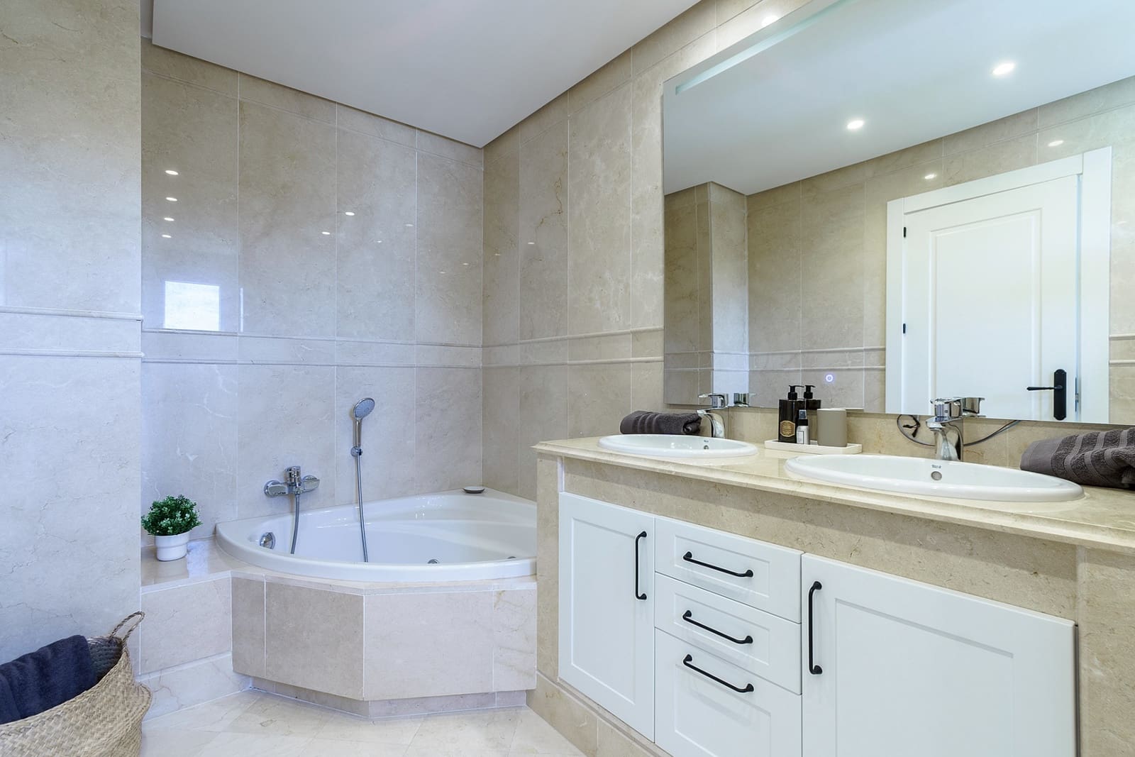 3 sypialnia Apartament na sprzedaż w Marbella z basenem garażem - 720 000 € (Ref: 8342593)