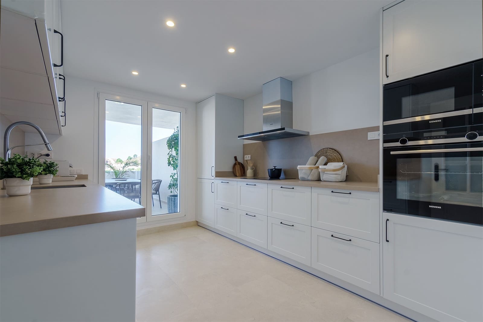 3 sypialnia Apartament na sprzedaż w Marbella z basenem garażem - 720 000 € (Ref: 8342593)