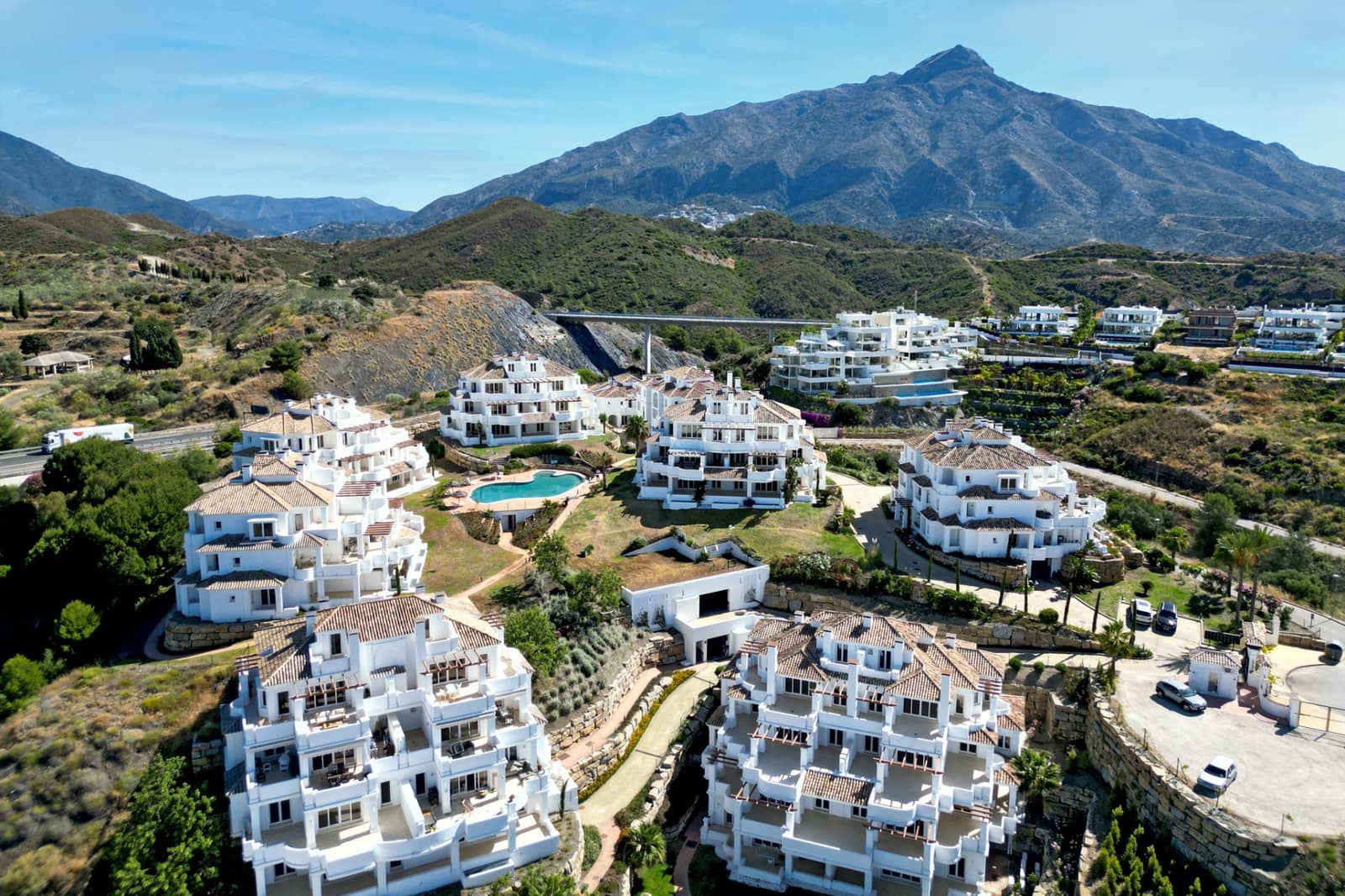 3 sypialnia Apartament na sprzedaż w Marbella z basenem garażem - 720 000 € (Ref: 8342593)