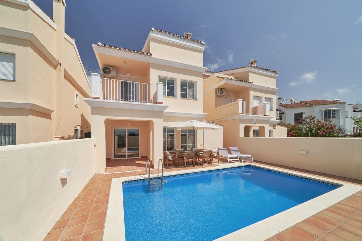 4 soveværelse Semi-Rækkehus til salg i Estepona med swimmingpool garage - € 720.000 (Ref: 8344492)