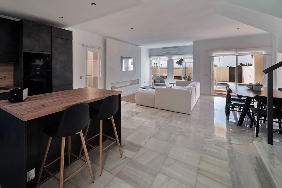 4 soveværelse Semi-Rækkehus til salg i Bel-Air med swimmingpool garage - € 720.000 (Ref: 8344492)