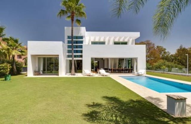 4 bedroom Villa for sale in Guadalmina Baja, Marbella with pool garage - € 2,690,000 (Ref: 8344494)