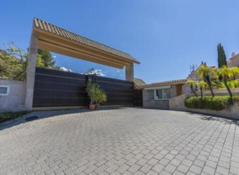 2 bedroom Apartment for rent in Marbella with pool garage - € 1,850 (Ref: 8347456)