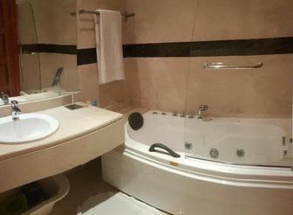 2 bedroom Apartment for rent in Marbella with pool garage - € 1,850 (Ref: 8347456)