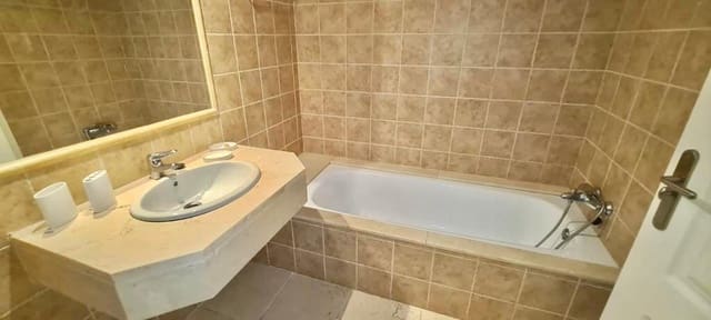 2 Zimmer Apartment zu vermieten in La Alquería, Estepona mit Pool Garage - 2.500 € (Ref: 8370552)