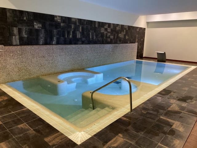 2 Zimmer Apartment zu vermieten in La Alquería, Estepona mit Pool Garage - 2.500 € (Ref: 8370552)