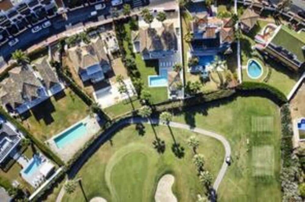 5 chambre Villa/Maison à vendre à Nueva Andalucia avec piscine garage - 3 495 000 € (Ref: 8376696)