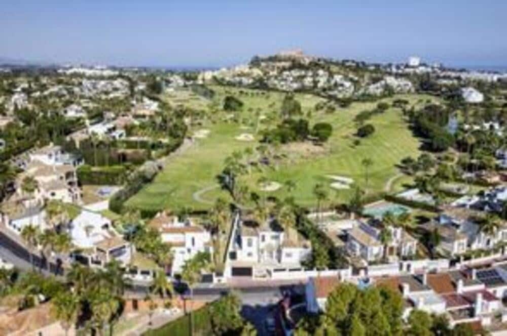 5 chambre Villa/Maison à vendre à Nueva Andalucia avec piscine garage - 3 495 000 € (Ref: 8376696)