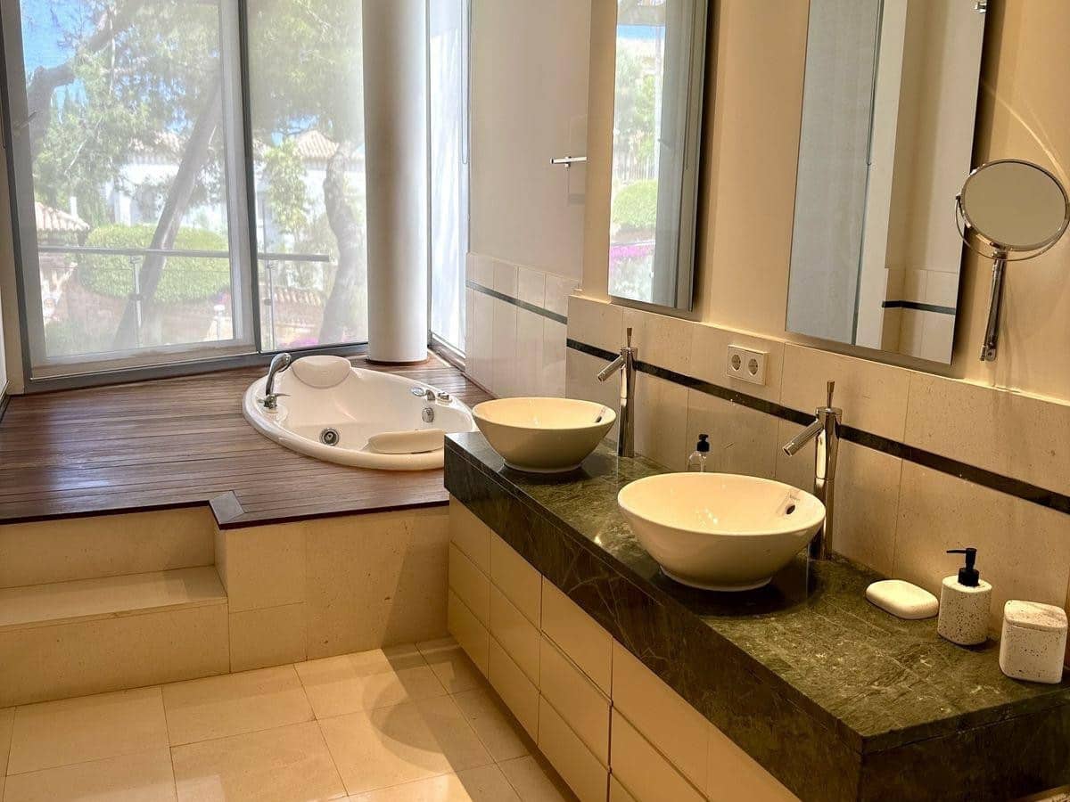 2 soveværelse Byhus til leje i Marbella med swimmingpool garage - € 6.000 (Ref: 8387898)