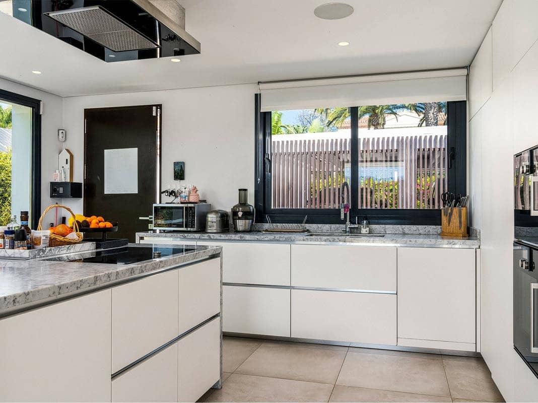 6 camera da letto Villa da affittare in Nueva Andalucia con piscina garage - 18.000 € (Rif: 8387899)