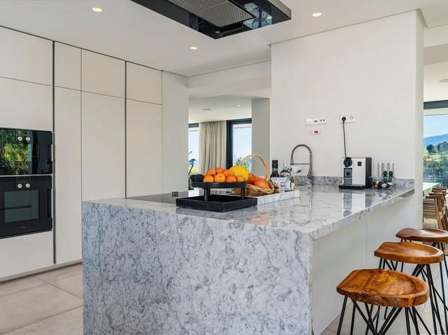 6 bedroom Villa for rent in Los Naranjos, Marbella with pool garage - € 18,000 (Ref: 8387899)