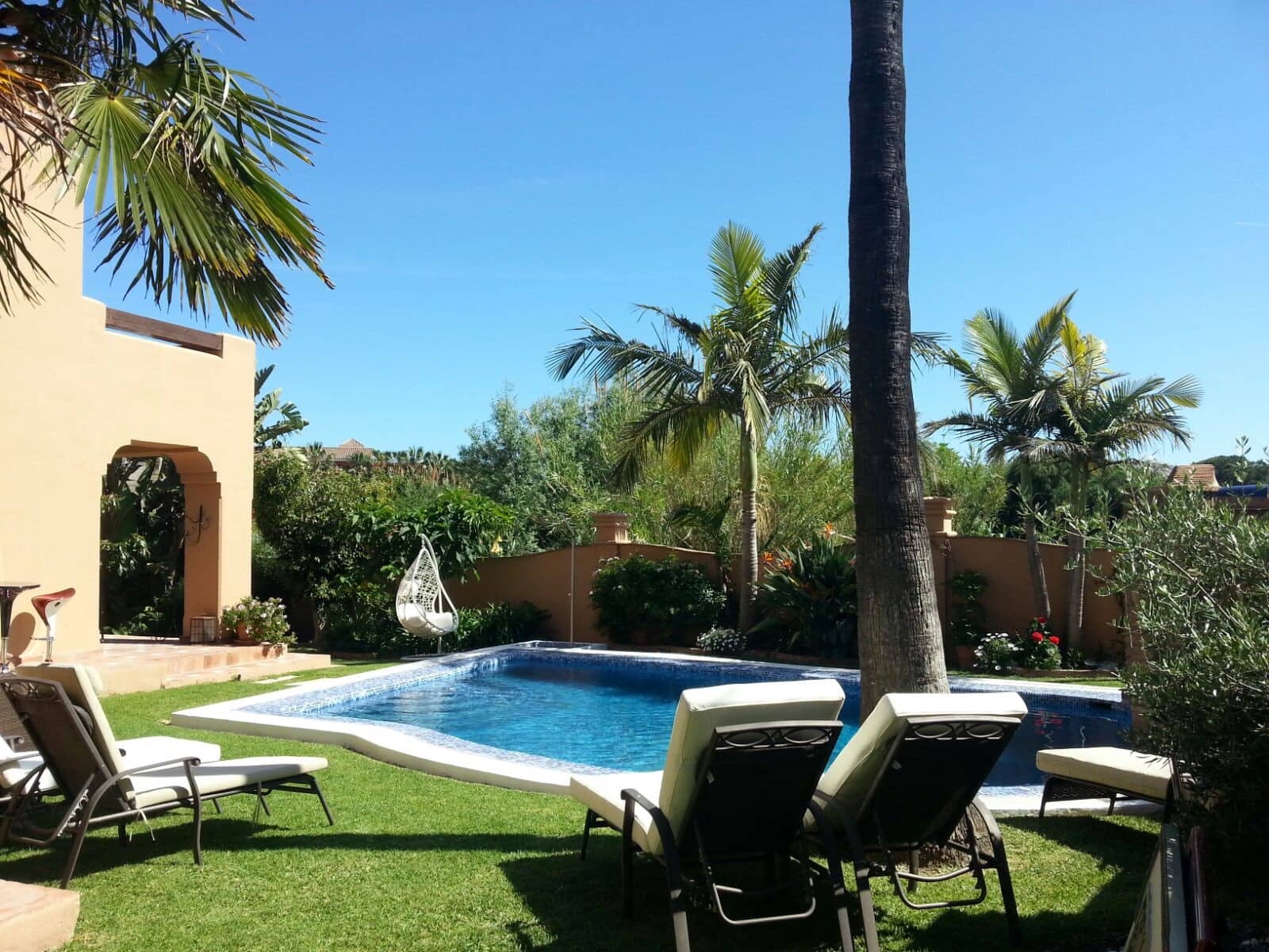3 bedroom Villa for rent in Costalita with pool garage - € 6,500 (Ref: 8387904)
