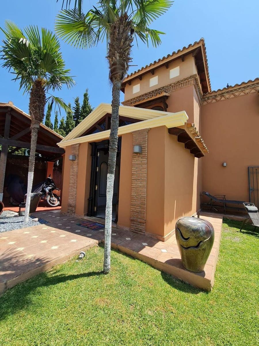 3 bedroom Villa for rent in Costalita with pool garage - € 6,500 (Ref: 8387904)