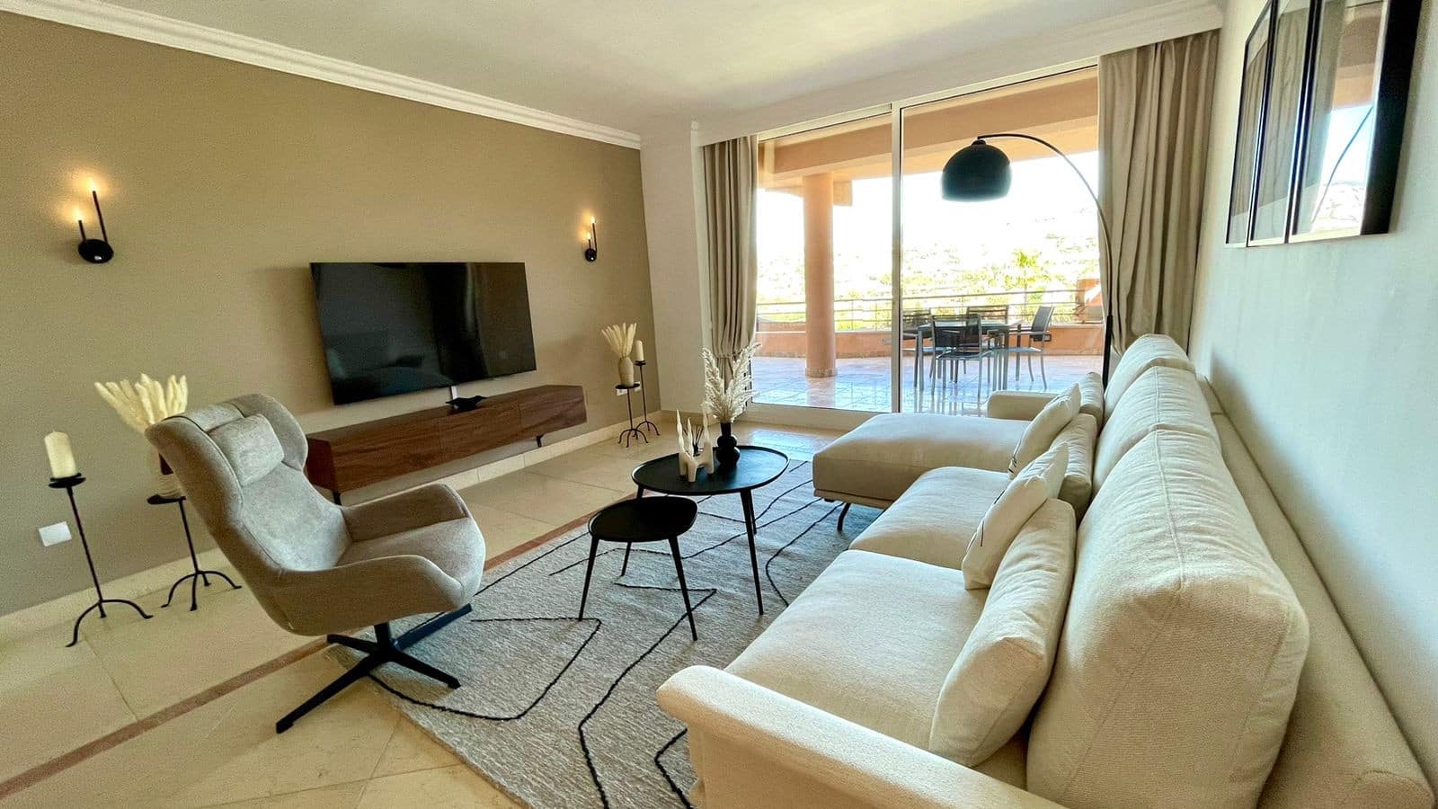 Appartement de 2 chambres à louer à Marbella avec piscine garage - 3 000 € (Ref: 8420952)