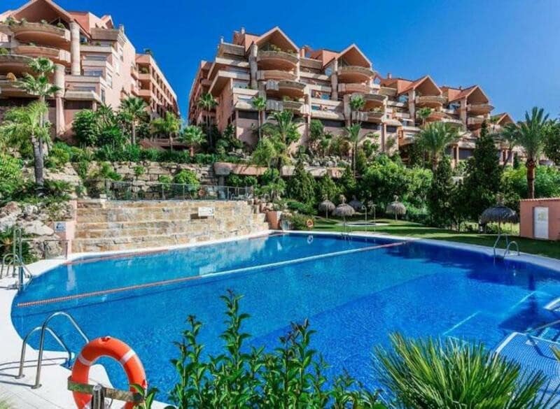 Appartement de 2 chambres à louer à Marbella avec piscine garage - 3 000 € (Ref: 8420952)