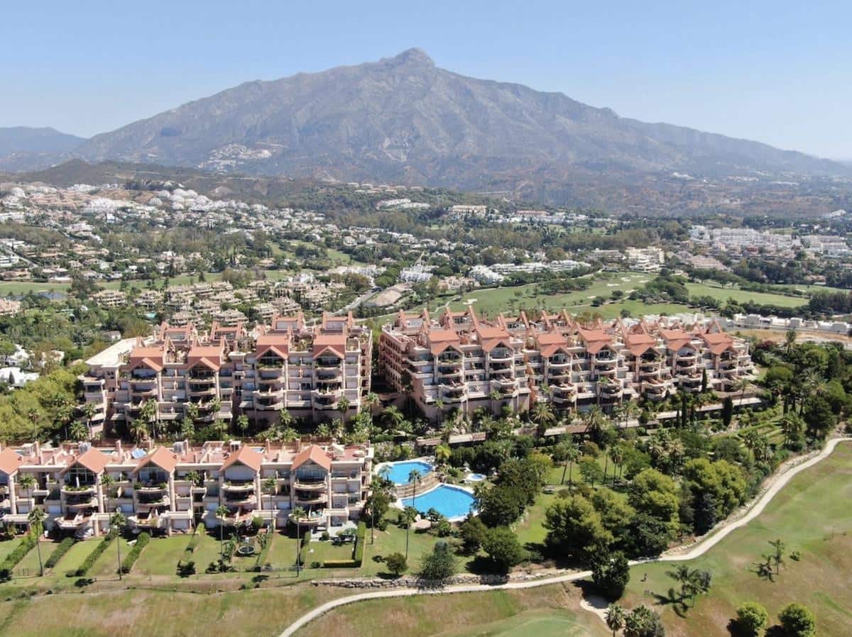 Appartement de 2 chambres à louer à Marbella avec piscine garage - 3 000 € (Ref: 8420952)