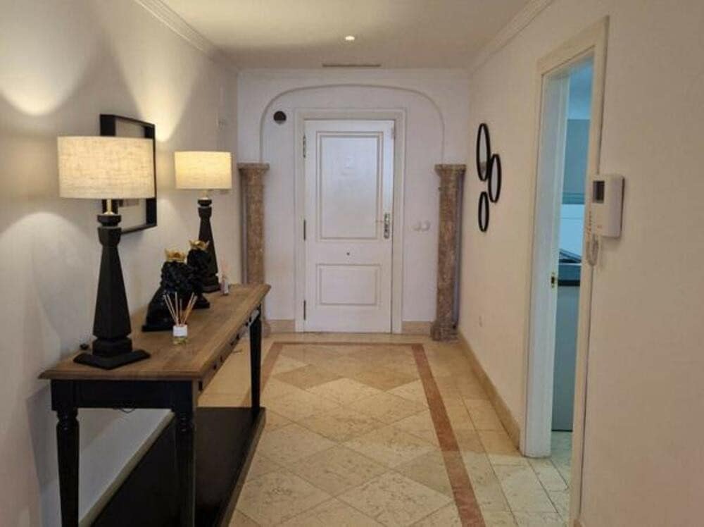 Appartement de 2 chambres à louer à Marbella avec piscine garage - 3 000 € (Ref: 8420952)