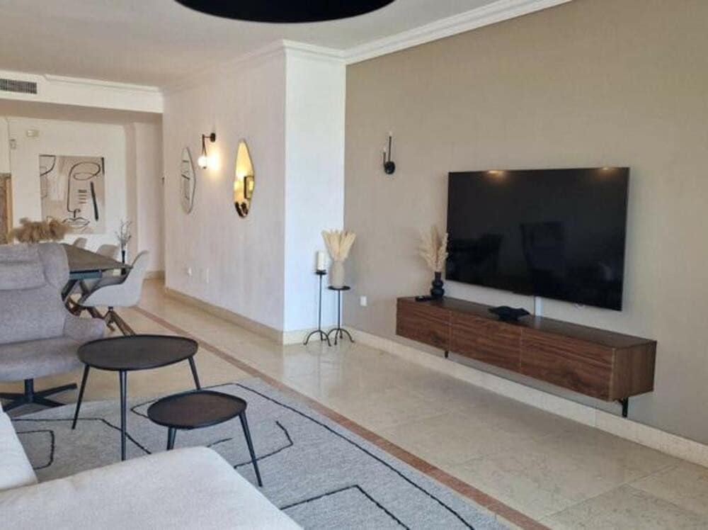 Appartement de 2 chambres à louer à Marbella avec piscine garage - 3 000 € (Ref: 8420952)