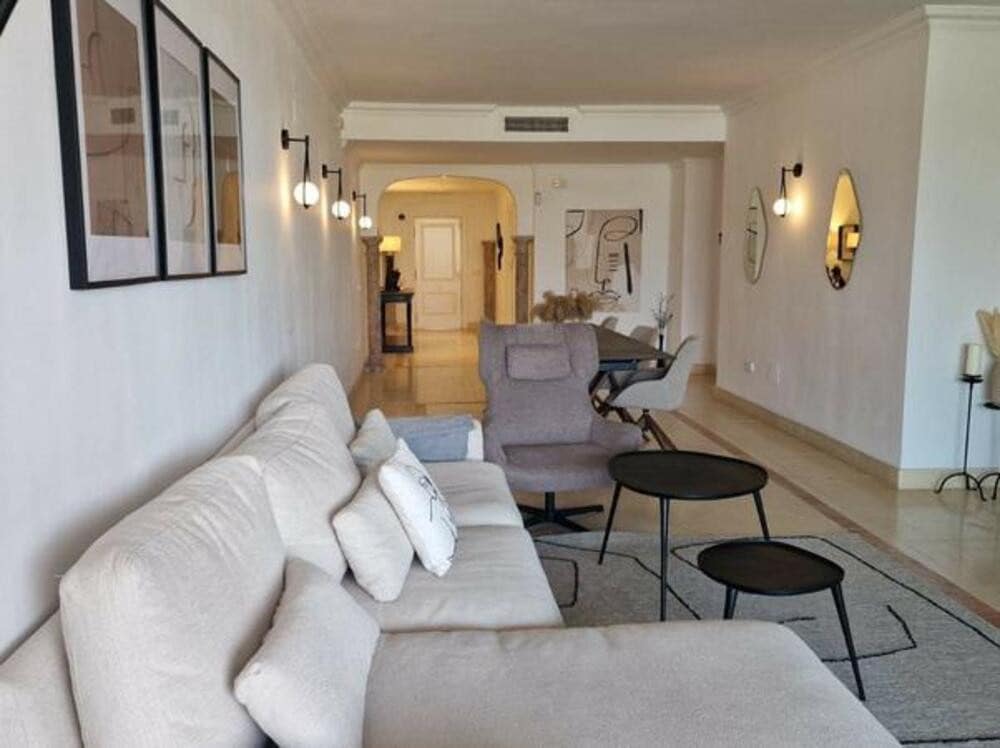 Appartement de 2 chambres à louer à Marbella avec piscine garage - 3 000 € (Ref: 8420952)