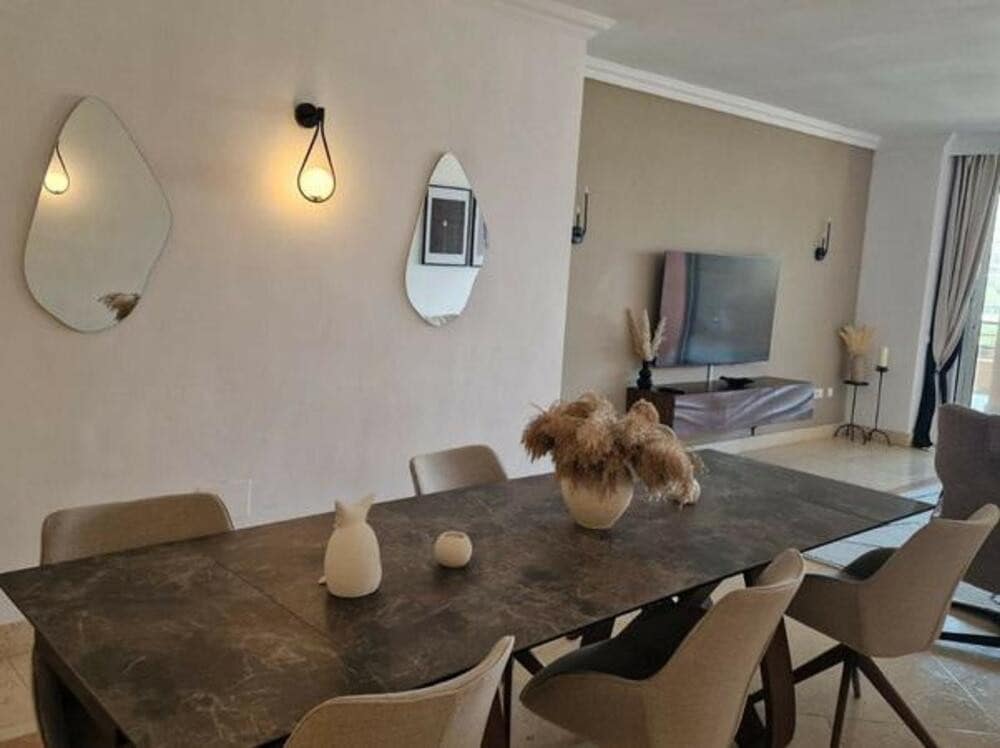 Appartement de 2 chambres à louer à Marbella avec piscine garage - 3 000 € (Ref: 8420952)
