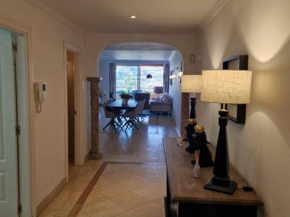 Appartement de 2 chambres à louer à Marbella avec piscine garage - 3 000 € (Ref: 8420952)