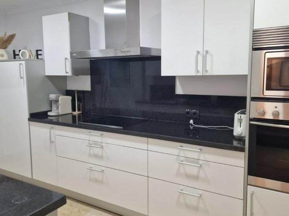 Appartement de 2 chambres à louer à Marbella avec piscine garage - 3 000 € (Ref: 8420952)