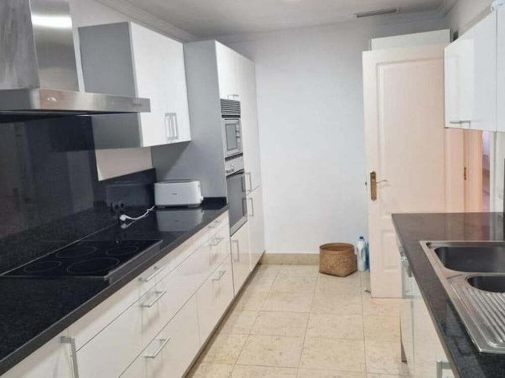 Appartement de 2 chambres à louer à Marbella avec piscine garage - 3 000 € (Ref: 8420952)