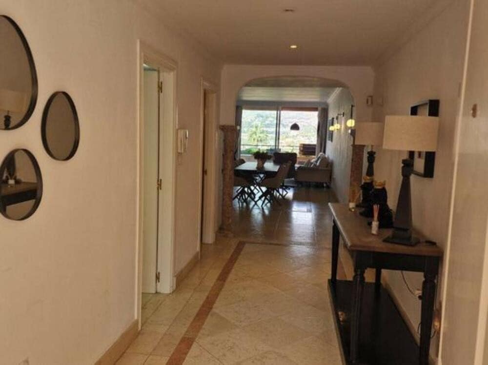 Appartement de 2 chambres à louer à Marbella avec piscine garage - 3 000 € (Ref: 8420952)