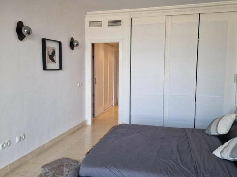 Appartement de 2 chambres à louer à Marbella avec piscine garage - 3 000 € (Ref: 8420952)