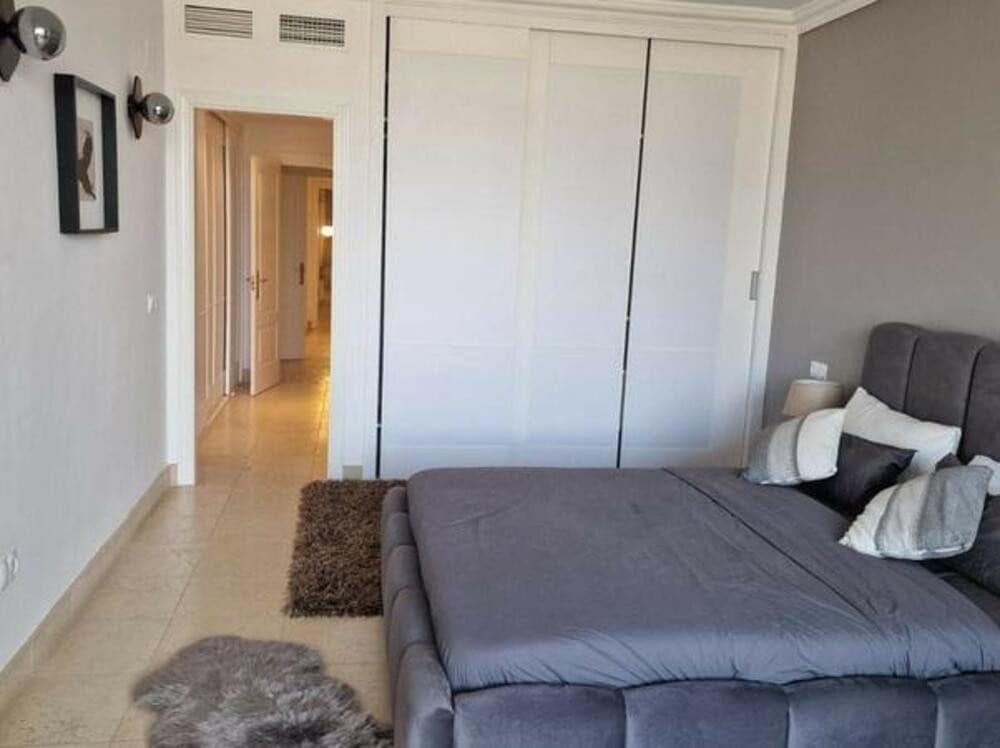 Appartement de 2 chambres à louer à Marbella avec piscine garage - 3 000 € (Ref: 8420952)