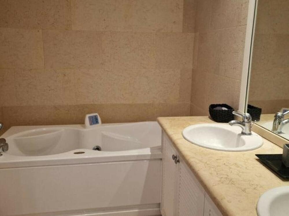 Appartement de 2 chambres à louer à Marbella avec piscine garage - 3 000 € (Ref: 8420952)