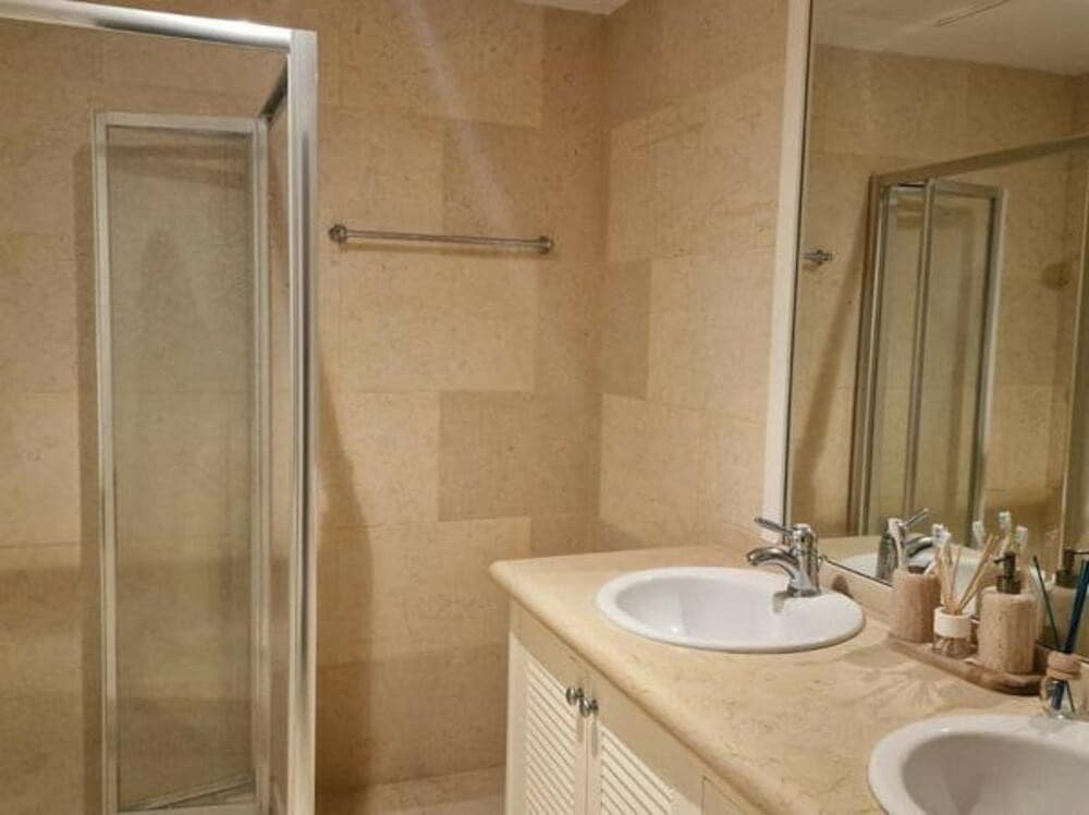 Appartement de 2 chambres à louer à Marbella avec piscine garage - 3 000 € (Ref: 8420952)