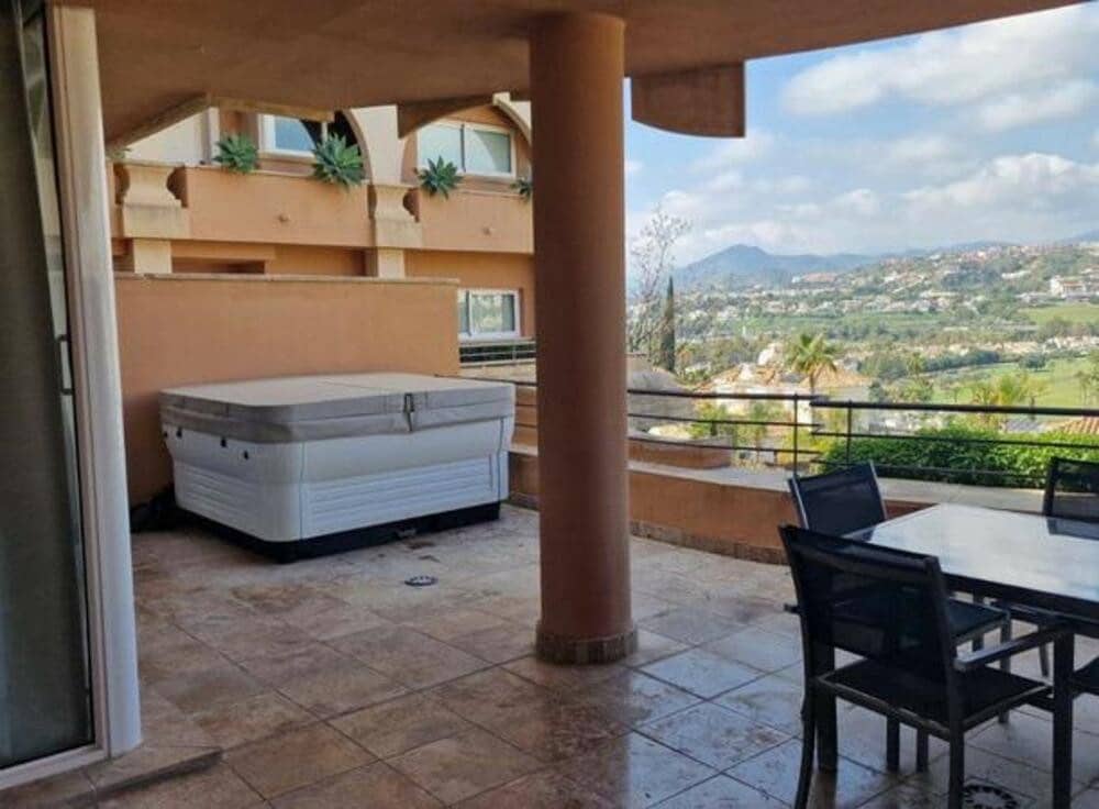 Appartement de 2 chambres à louer à Marbella avec piscine garage - 3 000 € (Ref: 8420952)