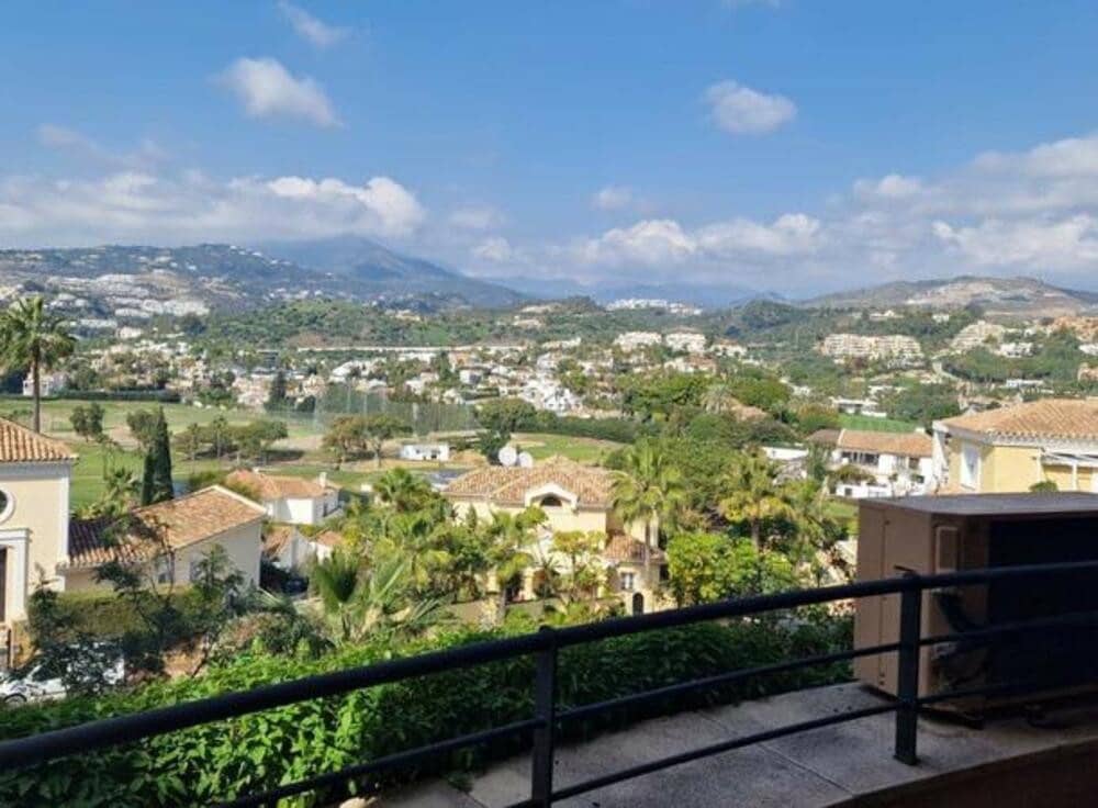 Appartement de 2 chambres à louer à Marbella avec piscine garage - 3 000 € (Ref: 8420952)