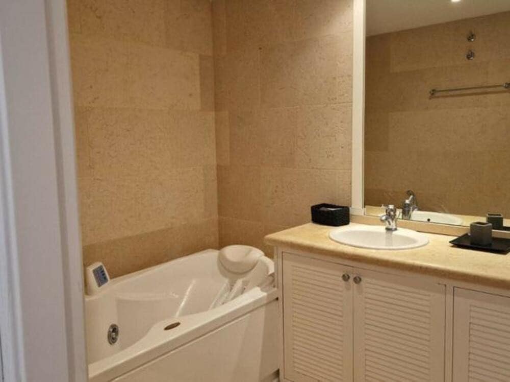 Appartement de 2 chambres à louer à Marbella avec piscine garage - 3 000 € (Ref: 8420952)