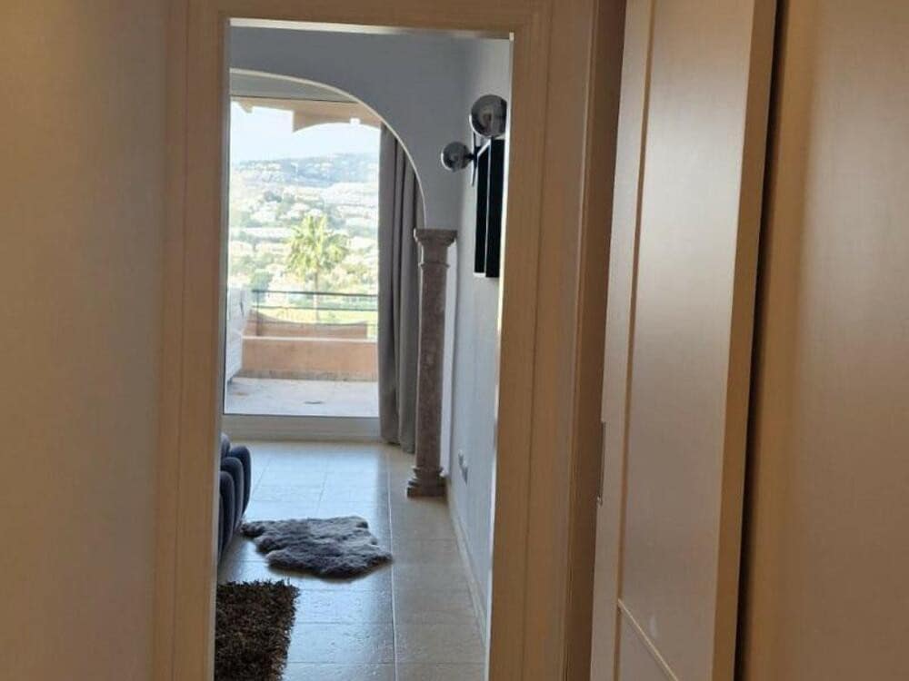 Appartement de 2 chambres à louer à Marbella avec piscine garage - 3 000 € (Ref: 8420952)