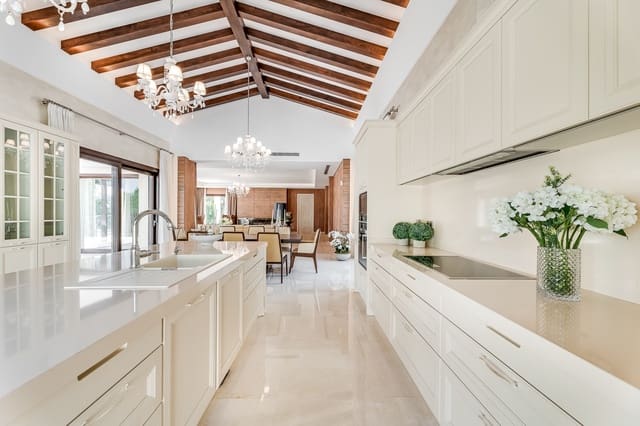 5 soveværelse Villa til salg i Los Naranjos, Marbella med swimmingpool garage - € 7.500.000 (Ref: 8420955)