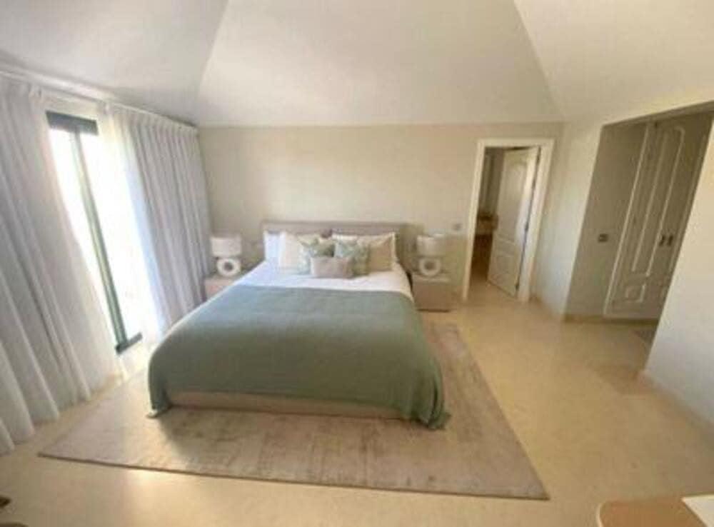 3 bedroom Penthouse for rent in Benahavis with pool - € 4,500 (Ref: 8432190)