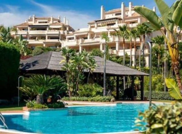 Penthouse de 3 chambres à louer à Los Arqueros - Puerto del Almendro, Benahavís avec piscine - 4 500 € (Ref: 8432190)