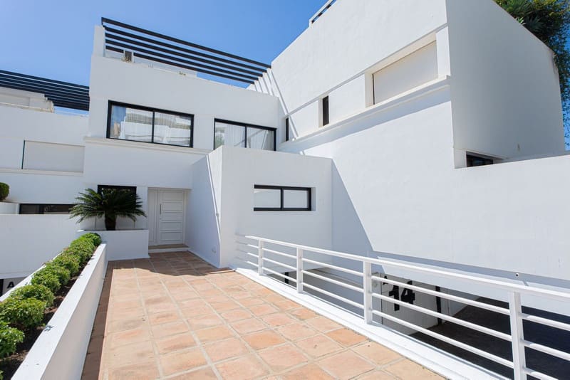 4 bedroom Townhouse for rent in Marbella with pool garage - € 8,500 (Ref: 8456610)