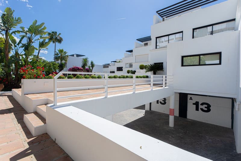 4 bedroom Townhouse for rent in Marbella with pool garage - € 8,500 (Ref: 8456610)