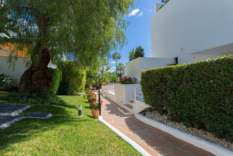 4 bedroom Townhouse for rent in Marbella with pool garage - € 8,500 (Ref: 8456610)