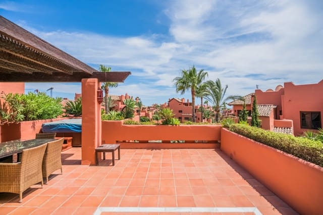 3 bedroom Penthouse for sale in Resinera-Voladilla, Estepona with pool garage - € 1,450,000 (Ref: 8471988)