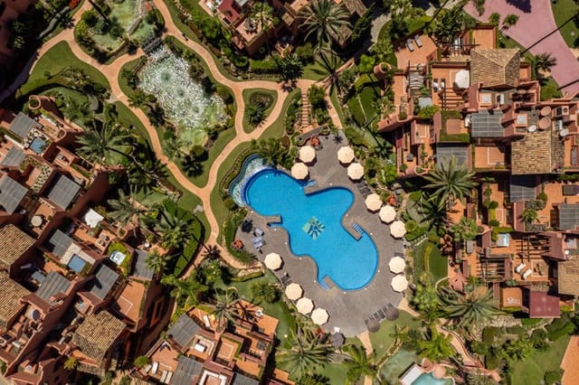 3 bedroom Penthouse for sale in Resinera-Voladilla, Estepona with pool garage - € 1,450,000 (Ref: 8471988)