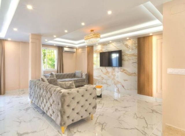 4 soveværelse Byhus til leje i Nueva Andalucía Centro, Marbella med swimmingpool garage - € 4.000 (Ref: 8473430)